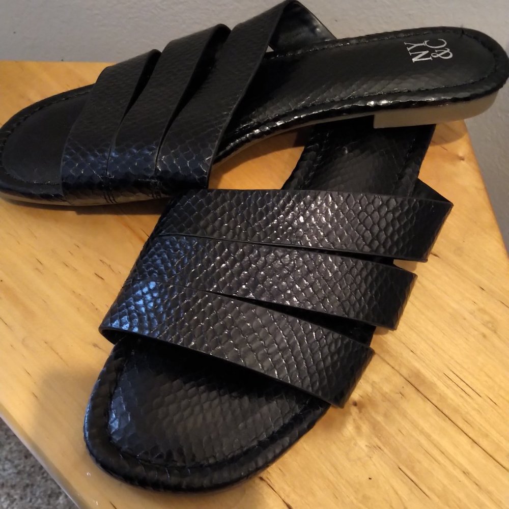 NY&C SZ 7 slip-on black snakeskin print open toe 1/2" non-slip flat sandals - Picture 3 of 11